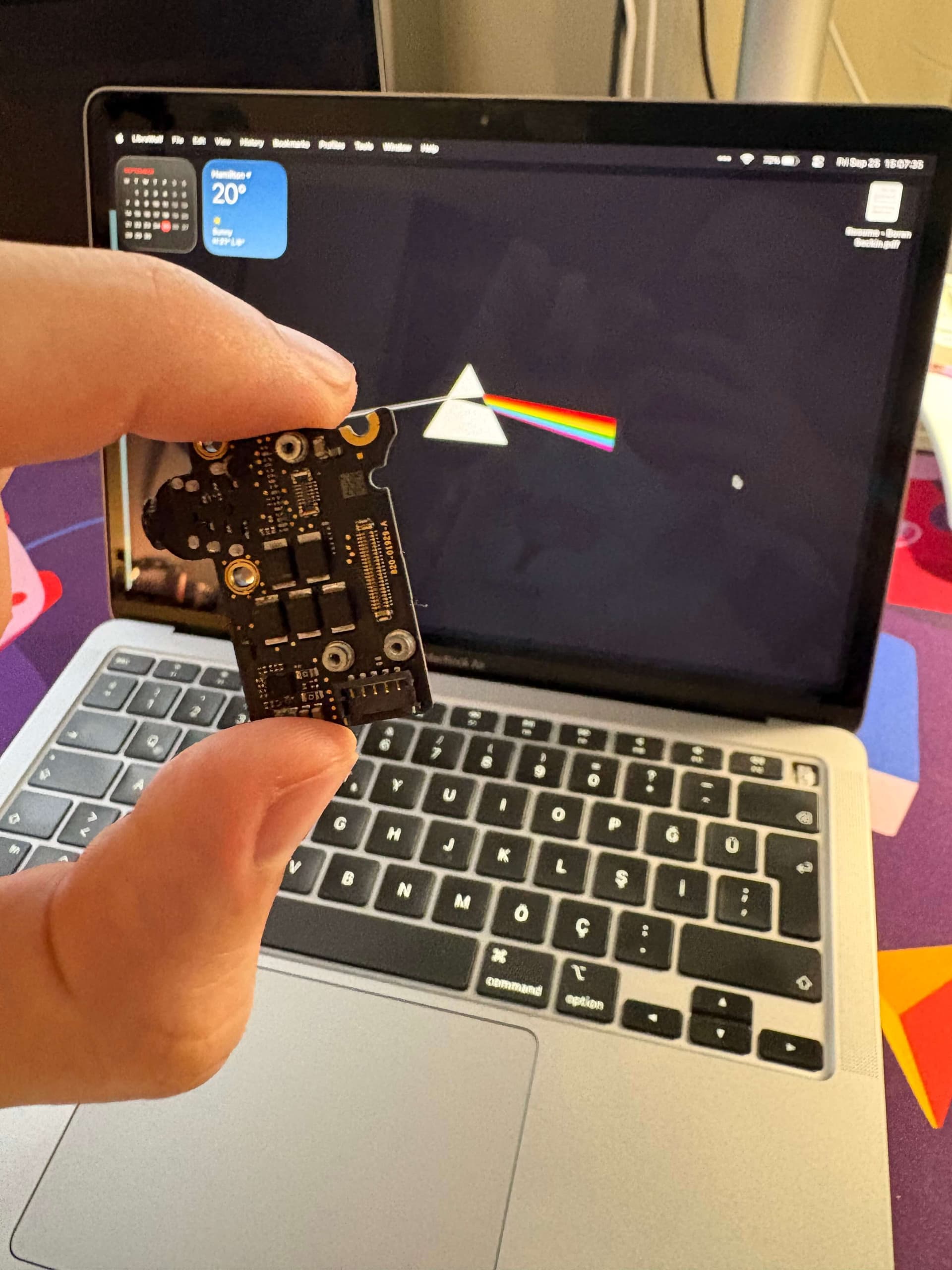 image of the macbook working while the audio board is out