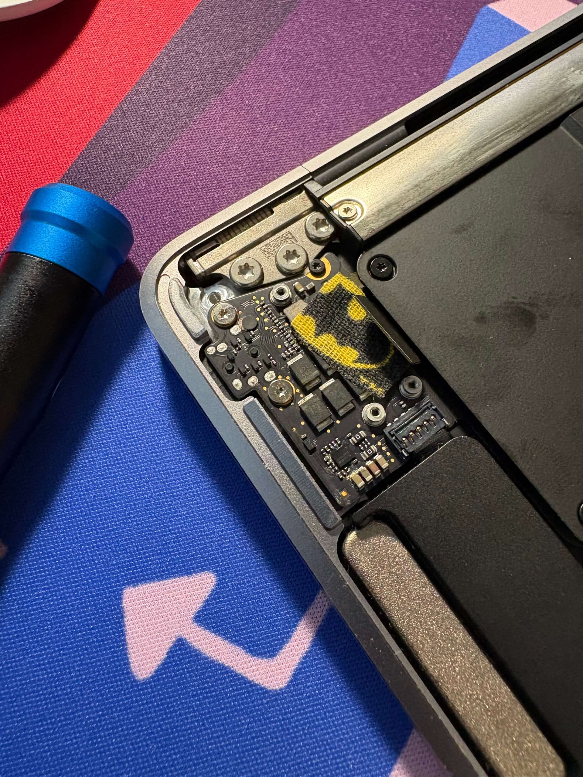 image of the broken audio board unplugged